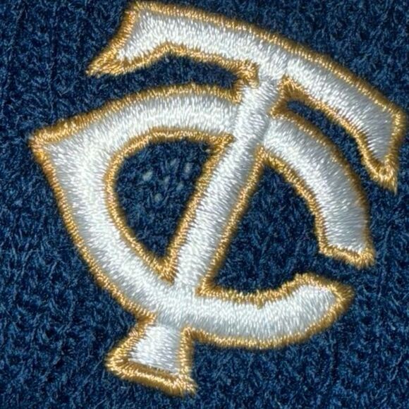 NWT MLB Twins Baseball Collaboration Izzy Ice cream Navy White Pom Beanie - Picture 5 of 5